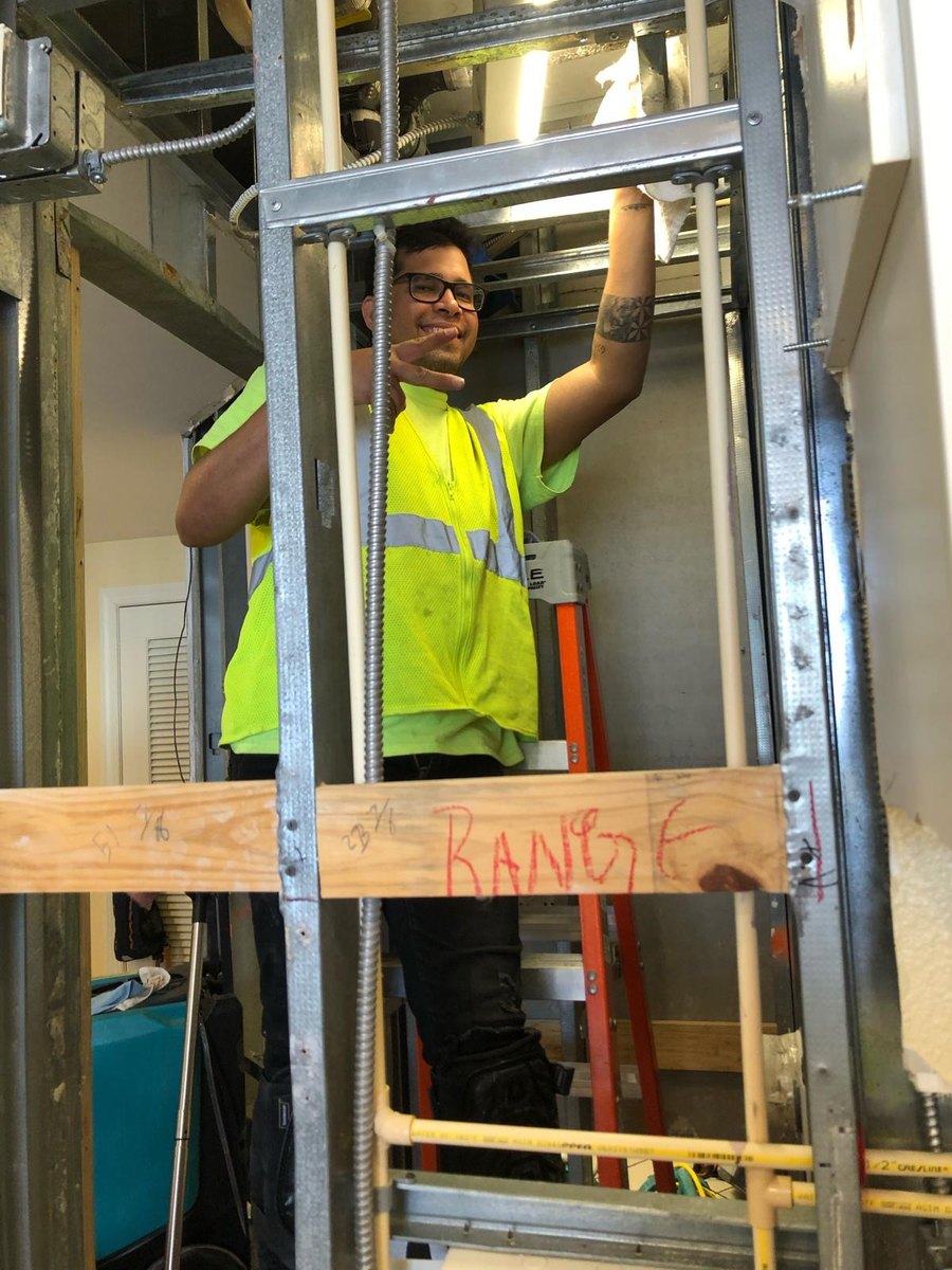 Tomás Flores trabajando en construcción, antes de Impact Enterprises