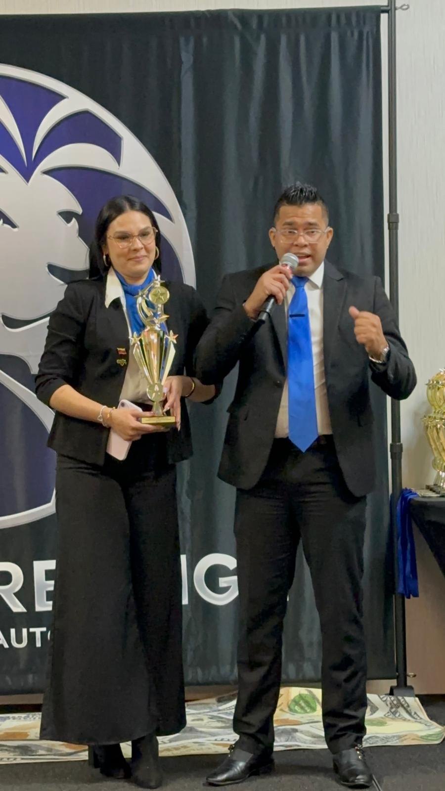 Tomás Flores y Angiemar Paredes recibiendo el reconocimiento a mejores novatos del territorio de Texas 2023