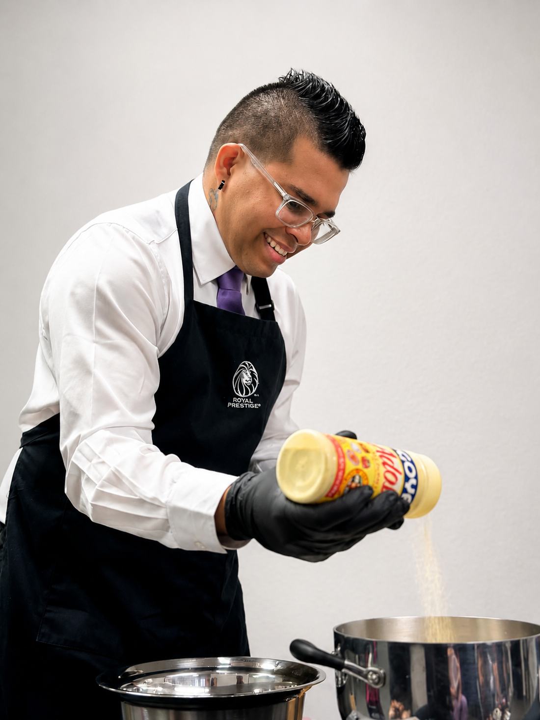 Tomas Flores cocinando con utensilios Royal Prestige